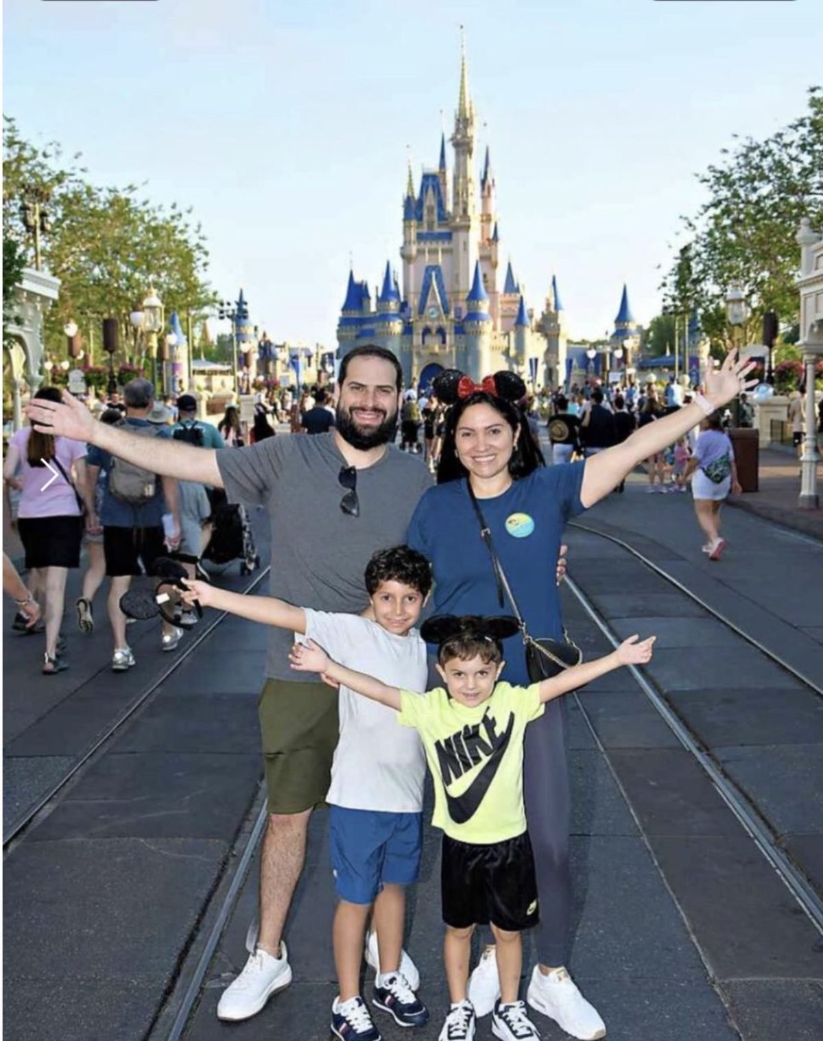 Família da Milhas Travel na Main Street do Magic Kingdom, com o castelo ao fundo